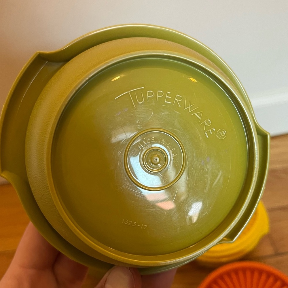 Vintage Tupperware Servalier Storage Bowls w Starburst Lids Set of 4 - Picture 5 of 7